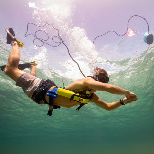 A diver using the Nomad Hookah to venture underwater