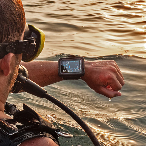 Diver wearing a Peregrine TX