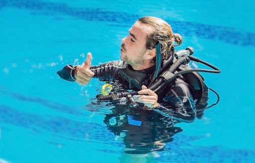 A diving instruction above water teaching in an indoor pool