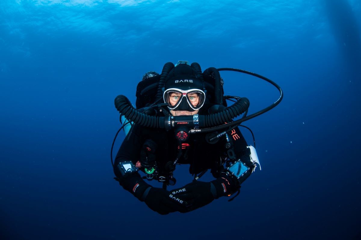 Diver underwater using a rebreather