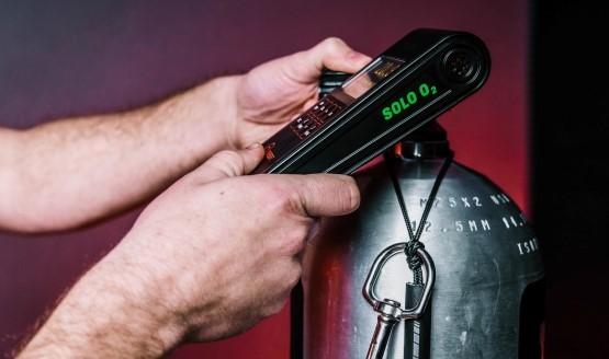 A nitrox analyzer being used to check gas in a tank