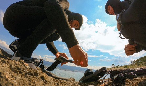 Divers adjusting their diving weights on a dive belt